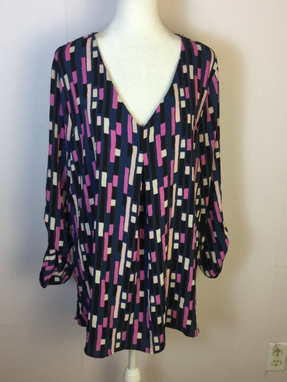 Studio B by Bobeau Blouse Tunic Top Size XL Womans Blue Pink Geo V-neck Stretch